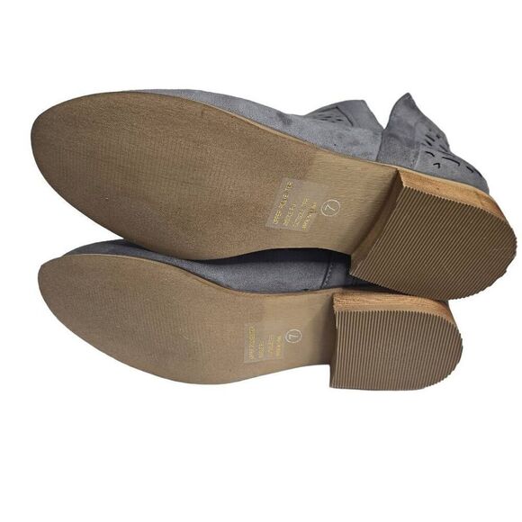 NEW Journee Collection Faux Suede Geometric Laser Cut Side Split Booties Size 7 - Picture 10 of 12